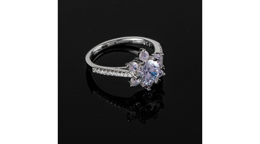 Блестящ пръстен с бели циркони